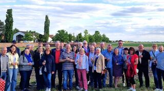 Vor dem wieder aufgebauten Wingert finden die Vertreter der beiden Gemeinden Brühl und Otterstadt zum geselligen Teil des überrheinischen Partnerschaftstreffen zusammen.