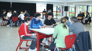 Beim Speed-Dating haben die Neuntklässler der Ketscher Neurottschule viele Fragen an die Verwaltung und den Gemeinderat.
