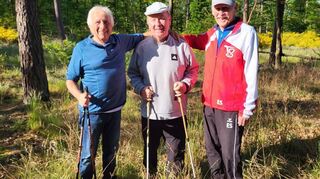 Dieses lustige Trio trifft sich gerne schon um 7 Uhr zum Walking.