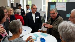 Kunstprofessor Georg Winter (r.) aus Saarbrücken begleitet die kunstinspirierte Quartiersentwicklung der Schwetzinger Höfe und erläuterte im Palais Hirsch das urbane Wohnquartier.