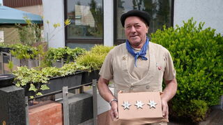 Steinmetz Detlef Kleinadam aus Ilvesheim mit der Gedenkplatte für den auf dem Mannheimer Maimarkt getöteten Polizisten Rouven Laur.