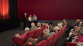 Pfarrer Christian Noeske (li.), Doris Steinbeißer und Prof. Dr. Michael Plathow im Gespräch nach dem Film.