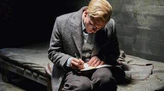 Eine Szene aus "Bonhoeffer": Jonas Dassler spielt in dem Biopic den titelgebenden Theologen.