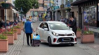 Bürgermeister Matthias Beck kontrolliert den Berechtigungsschein einer Autofahrerin, die in die temporäre Fußgängerzone einfahren darf.