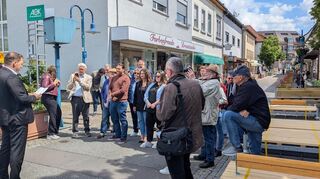 Kurze Einführung ins Regelwerk und die Motivation des Aktionsformats "The Städt": Bürgermeister Matthias Beck findet launige Worte für den neuen "Laufsteg".