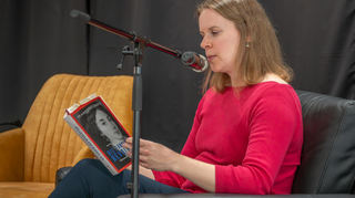 Die Autorin Jeanette Limbeck liest aus ihrem neuerschienen Roman „Die Farben der Revolution“