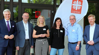Die Caritaswerkstatt Schwetzingen wurde feierlich eingeweiht. Die Redner v.l.: OB Matthias Steffan, Dekan Uwe Lüttinger, Katrin Dolle, Kathrin Hartmann, Bernhard Martin und Fabian Scheffczyk.