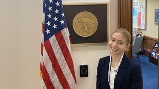 Alana Zinkgraf verbringt durch einen Schüleraustausch ein Jahr auf einer Highschool in den USA. Hier ist die 16-jährige Reilingerin vor einem Büro im Senat in der Hauptstadt Washington D.C. zu sehen.