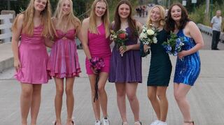 Für die Homecoming Week haben Alana Zinkgraf (2.v.r.) und ihre Freundinnen von der Mahtomedi High School sich in Schale geworfen.