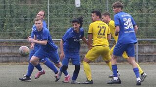 Der Neulußheimer Kristijan Martinovic (l.) befreit sich aus einem Pulk vonSpielern befreien - doch der SON verliert dennoch deutlich.