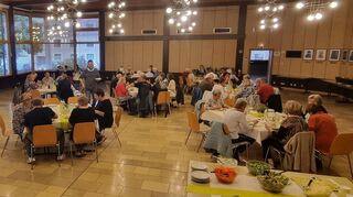 Nach dem Gottesdienst genießen die zahlreichen und unermüdlichen Helfer der Kirchengemeinde im katholischen Pfarrzentrum Brühl ein leckers Mahl.