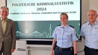Simone Brantl (Mitte), Chefin des Polizeireviers Mannheim-Neckarau, stellt Bürgermeister Dr. Ralf Göck (l.) zusammen mit Leiter des Polizeipostens Brühl, Marco Gasteiger die Kriminalitätsstatistik 2024 vor.