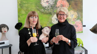 Neueröffnung in der Kurfürstenstraße 27: Hanne Plattner (l.) und Christel Stierle eröffnen ihre Galerie „KunsTraum Blickfang“ mit ihren Werken.