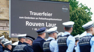 Vom beim Messerattentat auf dem Marktplatz getöteten Polizisten Rouven Laur nahmen rund 2.000 Polizisten bei einer Trauerfeier in Mannheim Abschied.