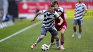 Jonas Weik, hier gegen Viktoria Kölns Florian Engelhardt, verlässt den SV Sandhausen nach dessen Abstieg in die Regionalliga.