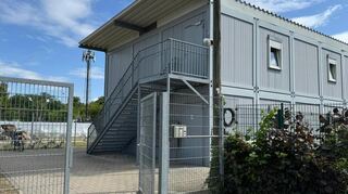 Der Container in der Walldorfer Straße in Ketsch dient als Unterkunft für Obdachlose und Flüchtlinge.