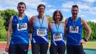 Marc Arnold (v. l.), Janine Epperlein, Gabi Karch und Christoph Uhl holen bei den baden-württembergischen Master in der gemischten 4x200-Meter-Staffel Silber für den HSV Hockenheim.