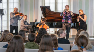 Das Quintett Spark verbindet klassische Musik mit modernen Pop- und Rocksongs (v.l.): Stefan Balazsovics, Christian Fritz, Isabel Garcia-Castro, Daniel Koschitzki, Andrea Ritter.