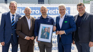 Geschäftsführer René Kolb (M.) freut sich über die Glückwünsche von Dr. Ralf Göck (v. l.), Pascal Seidel, Matthias Steffan und Nils Drescher.