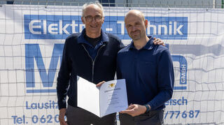 Uwe Walch (l.) ist seit 40 Jahren im Betrieb, wofür ihm René Kolb herzlich dankte.