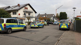 Neben den Rettungskräften waren am Tattag im Oktober 2024 auch viele Einsatzkräfte der Polizei in Plankstadt im Einsatz.
