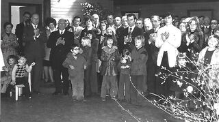 Die „Geburtsstunde“ für den Kindergarten St. Anna: Mit viel Applaus verfolgen am 22. März 1975 die Ehrengäste die Schlüsselübergabe an Pfarrer Leonhard Müller.
