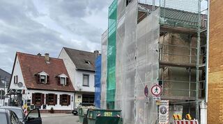 Die Baurabeiten an der Fassade des ehemaligen Capitol-Kinos sind vorerst ausgesetzt, weil auf ein kunsthistorisches Gutachten gewartet werden muss.