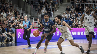 Michael Weathers (#20, MLP Academics Heidelberg) am Ball
 beim Spiel in der EasyCredit Basketball Bundesliga, MLP Academics Heidelberg - Chemnitz 99ers.