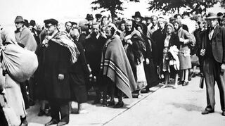 Rund 27.000 Menschen werden zum Fußmarsch an die Grenze zu Österreich gezwungen. Tausende kommen dabei ums Leben.