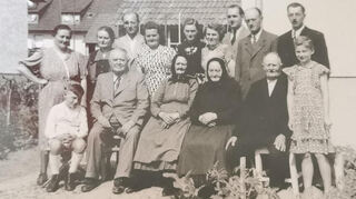 Als dieses Familienfoto entsteht, haben Jürgen Golds Verwandte die brutalen Strapazen überlebt und sind in Baden-Württemberg heimisch geworden.