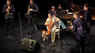 Cellistin Raphaela Gromes und Pianist Julian Riem spielen gemeinsam mit dem „Signum Saxophone Quartet“.