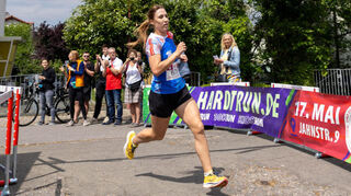 Franziska Schildhauer gewinnt den Oftersheimer HardtRun in 18:53 Minuten. Beim Schwetzinger Spargellauf hält sie den Streckenrekord.