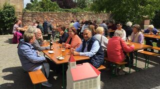 Beim Weißwurstfrühstück stärken sich die Besucher nach dem Gottesdienst.