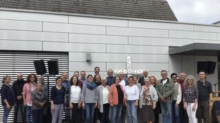 Kirchengemeinderäte Horan und Dienstgruppe der Hauptamtlichen posieren vor dem evangelischen Gemeindehaus.