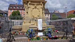 Auf dem Marktplatz in Mannheim werden noch immer Blumen und Kerzen zum Gedenken an Rouven Laur abgelegt.