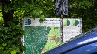 Alle Schilder auf dem Waldparkplatz Mühltal sind vorerst zugehängt und die Gebühren vorübergehend ausgesetzt.