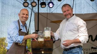 Mit dem fachmännisch ausgeführten und gelungenen Fassbieranstich durch Bürgermeister Timo Wangler (links) ist das diesjährige Maifest eröffnet. Auch der Vorsitzende der Interessengemeinschaft Ketscher Vereine, Jürgen Kugler, hat allen Grund zur Freude