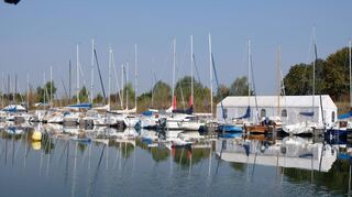 Inzwischen bietet die Vereinsanlage der Brühler Kollerskipper 39 Wasserliegeplätze und bis zu 40 Plätze an Land auf einer Uferlänge von 125 Metern.