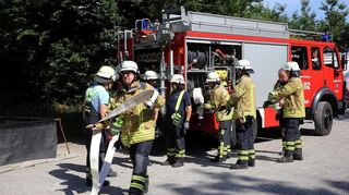 Die Kameraden der Reilinger Feuerwehr legen schon mal sämtliche Schläuche aus.