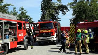 Kurz nach Alarmierung war ein Großaufgebot an Einsatzfahrzeugen auf dem Parkplatz des Trimm-dich-Pfades.