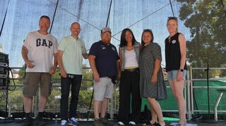 Maifestorganisator Jürgen Kugler, Bürgermeister Timo Wangler, Jan-Paul Marwinski von der Spvgg 06 und Nimonh Kaiser-Patthavong und Stefanie Shtufi sowie Elternbeirätin Julia Berberig stellvertretend für Ketschs Kindergärten sind zunächst noch sonnenverwöhnt.