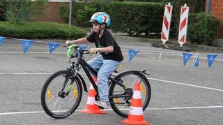 Schüler Felix Seidel radelt geschickt durch den Slalom-Parcours.