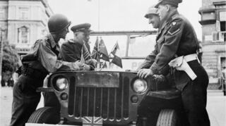 Während der alliierten Besetzung Wiens patroullieren Jeeps mit je einem Soldaten der vier Mächte in den Straßen des I. Bezirks.