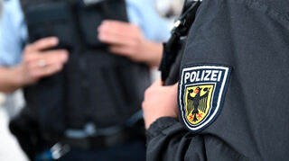 Ein mit Messern bewaffneter Mann hat am Mannheimer Hauptbahnhof einen größeren Polizeieinsatz ausgelöst.