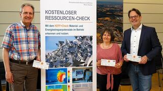 Bürgermeister Dr. Ralf Göck (l.), Klimaschutzmanagerin Birgit Sehls und Dr. Nicolai Freiwald, Bereichsleiter Innovation, Umwelt, Energie bei der IHK Rhein-Neckar, werben für einen Energie- und Materialcheck in Brühler Betrieben der Hufeisengemeinde.