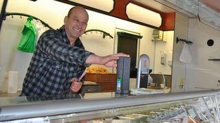 Der "Grieche" vom Wochenmarkt: Fast etwas einsam und verlassen steht Vasilios Eulampidis mit seinen griechischen Leckereien unter den Kastanienbäumen und wartet auf Kunden.