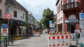 Vom 23. Mai bis zum 07. Juni 2025 verwandelt sich ein Teil der Karlsruher Straße in Hockenheim in eine temporäre Fußgängerzone. Blick in die Karlsruher Straße aus Richtung Fortuna-Kreuzung.