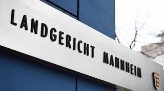 Ein 27 Jahre alter Plankstadter ist vom Schwurgericht des Landgerichts Mannheim verurteilt worden. Der Verurteilte hatte im Oktober 2024 seine Mutter mit Messerstichen lebensgefährlich verletzt.