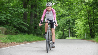 Christoph Fuhrbach auf seinem Fahrrad auf der „Passhöhe“ Lindemannsruhe bei Kallstadt.