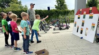 Sandsäckchen werfen zum „Feuerlöschen“.